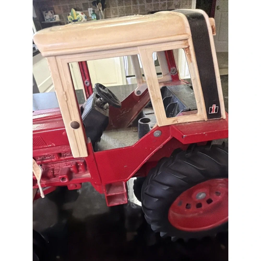 ERTL Vintage International Harvester 1586 Die-Cast Metal Toy Tractor 1:16 #BK3